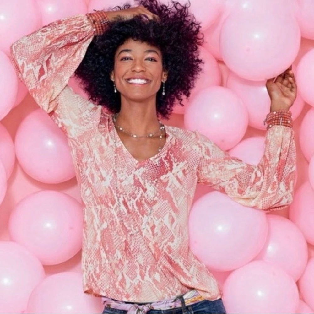 CAbi Style 5708 Bethany Snake Print Blouse Workwear Size L Pink Pullover V Neck